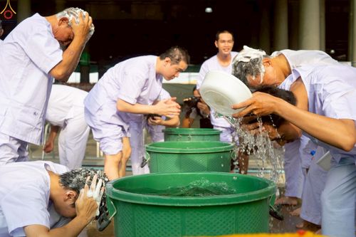 ภาพ No.248615:วันที่ 28 กันยายน พ.ศ. 2568 พิธีตัดปอยผม และปลงผม โครงการอุปสมบทบูชาธรรม 141 ปี พระมงคลเทพมุนี ณ วิหารคด วัดพระธรรมกาย