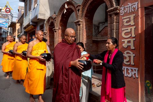 ภาพ No.213125:วันที่ 17 - 18 มีนาคม พ.ศ. 2568 คณะสงฆ์และสามเณรเดินบิณฑบาต รอบเมืองในพื้นที่ วัดสยมภูวนาถและราชวังปาตัน ณ เมืองกาฐมาณฑุ ประเทศเนปาล