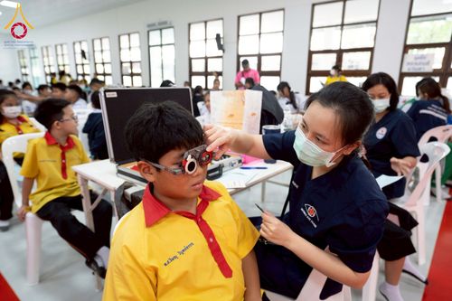 ภาพ No.230362:วันจันทร์ที่ 30 มิถุนายน พ.ศ. 2568 เจ้าอาวาสวัดพระธรรมกาย เยี่ยมอนุโมทนาให้กำลังใจ บุคลากรทางการแพทย์-เจ้าหน้าที่ผู้ปฏิบัติงาน โครงการรถตัดแว่นสายตาเคลื่อนที่สภากาชาดไทย เพื่อเด็กนักเรียนในชนบท พื้นที่จังหวัดปทุมธานี