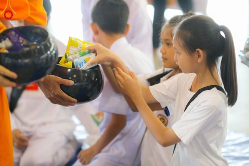 ภาพ No.99660:พิธีตักบาตรวันอาทิตย์ต้นเดือน ณ สภาธรรมกายสากล วัดพระธรรมกาย จ.ปทุมธานี วันอาทิตย์ที่ 3 ธันวาคม พ.ศ. 2566