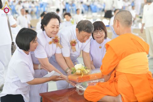 ภาพ No.198077:พิธีถวายภัตตาหารแด่พระภิกษุ สามเณร  บูชาธรรมคุณยายอาจารย์มหารัตนอุบาสิกาจันทร์ ขนนกยูง เนื่องในวาระวันคล้ายวันเกิดครบ 116 ปี วันอาทิตย์ที่ 19 มกราคม พ.ศ. 2568 ณ หอฉันคุณยายอาจารย์ฯ วัดพระธรรมกาย