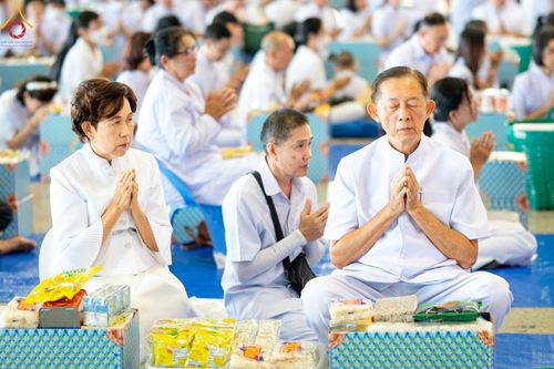 ภาพ No.167507:พิธีตักบาตรและพิธีบูชาข้าวพระ ในวันอาทิตย์ที่ 3 พฤศจิกายน พ.ศ. 2567 ณ วัดพระธรรมกาย