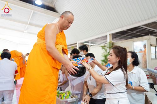ภาพ No.61273:พิธีตักบาตรฉลองพระใหม่ รุ่นบูชาธรรมโครงการ 1-2 โครงการบรรพชาอุปสมบทหมู่ธรรมทายาท บูชาธรรมหลวงพ่อธัมมชโย 80 ปี ณ โถงช้างสำนักงานใหญ่ วัดพระธรรมกาย วันที่ 20 เมษายน พ.ศ. 2567