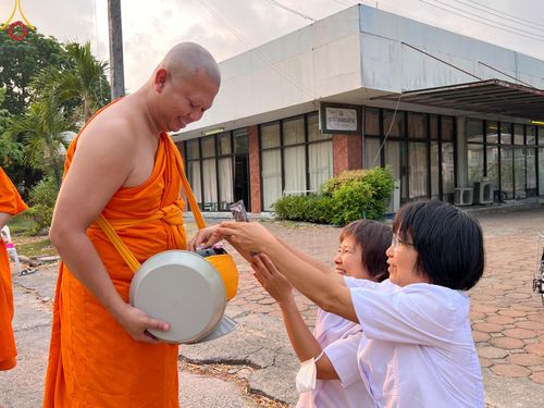 ภาพ No.136060:พระธรรมทายาท โครงการบวชพระนานาชาติ AEC & WAB ผู้บริหารรุ่นที่ 2 บิณฑบาต ณ หอฉันคุณยายอาจารย์ฯ เมืองแก้วมณี หมู่บ้านแก้วพุทธรักษา วันที่ 28 เมษายน พ.ศ. 2567