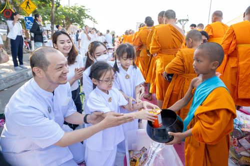 ภาพ No.184735:พิธีตักบาตรพระ 10,000 รูป ครั้งที่ 3 เนื่องในโอกาส 193 ปี จังหวัดกาญจนบุรี อุทิศส่วนกุศลให้แด่บรรพชน และเพื่อช่วยเหลือผู้ประสบภัยพิบัติต่างๆ วันเสาร์ที่ 21 ธันวาคม พ.ศ. 2567