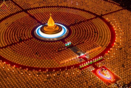 ภาพ No.129621:พิธีจุดประทีป 10,000 ดวง น้อมถวายเป็นพุทธบูชา ณ มหารัตนเจดีย์สิริปทุมสวรรค์ (เจดีย์อริยพุทธะ 5 พระองค์) ศูนย์ปฏิบัติธรรมภาคใต้ อ.บางกล่ำ จ.สงขลา  วันที่ 10 มีนาคม พ.ศ. 2567