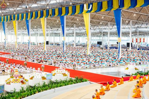 ภาพ No.236076:วันที่ 3 สิงหาคม พ.ศ. 2568 พิธีบูชาข้าวพระ ณ สภาธรรมกายสากล วัดพระธรรมกาย