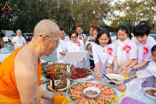 ภาพ No.293518:วันที่ 13 มกราคม พ.ศ. 2569 พิธีถวายภัตตาหารเป็นสังฆทาน แด่พระธรรมยาตรา ณ อนุสรณ์สถานมหาวิหารพระมงคลเทพมุนี (โลตัสแลนด์) อ.สองพี่น้อง จ.สุพรรณบุรี ในโครงการธรรมยาตรา กตัญญูบูชา มหาปูชนียาจารย์ พระมงคลเทพมุนี(สด จนฺทสโร) พระผู้ปราบมาร อนุสรณ์สถาน 7 แห่ง ปี