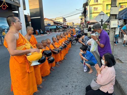 ภาพ No.133562:พิธีขอขมารับผ้าไตร, พิธีบรรพชาสามเณร, สามเณรออกบิณฑบาต ในโครงการบรรพชาสามเณร ฟื้นฟูพระพุทธศาสนาทั่วไทย  ณ ศูนย์ปฏิบัติธรรม และอบรมเยาวชนเมืองยะลา วันที่ 3 เมษายน พ.ศ. 2567