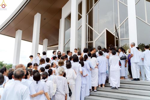 ภาพ No.239512:วันอาทิตย์ที่ 17 สิงหาคม พ.ศ. 2568 พิธีกดปุ่มอัญเชิญรูปเหมือน พระมงคลเทพมุนี (สด จันทสโร)  ณ มหาวิหารแก้วพระมงคลเทพมุนี  ศูนย์ปฏิบัติธรรมแก้วเมืองเลย