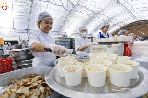 ภาพ No.58938:V.40 ภัตตาหารพระหมื่นวัด เราจัดให้ การปฏิบัติงานของเจ้าหน้าที่และอาสาสมัคร เพื่อรับบุญในการถวายภัตตาหาร แด่คณะสงฆ์ 10,000 กว่าวัดทั่วประเทศ ที่มาร่วมงานวันคุ้มครองโลก จันทร์ที่ 22 เมษายน พ.ศ. 2567 ณ วัดพระธรรมกาย