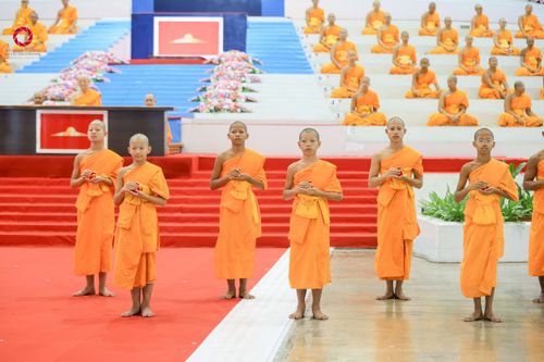 ภาพ No.237559:วันอาทิตย์ที่ 10 สิงหาคม พ.ศ.2568 พิธีมอบใบประกาศเกียรติคุณ โครงการสอบบาลี "ฉลองแชมป์" บูชาธรรม 80 ปี หลวงพ่อธัมมชโย ประจำปี 2568 และ พิธีมอบดวงแก้วสามเณรทรงบาลีไวยากรณ์ ณ สภาธรรมกายสากล วัดพระธรรมกาย ปทุมธานี