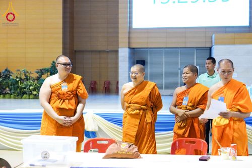 ภาพ No.208903:พระบาทสมเด็จพระเจ้าอยู่หัวทรงพระกรุณาโปรดเกล้าฯ พระราชทานภัตตาหารพระราชทาน แด่พระภิกษุ สามเณร ในการสอบบาลีสนามหลวง ณ วัดพระธรรมกาย วันที่ 22 กุมภาพันธ์ พ.ศ. 2568 ณ วัดพระธรรมกาย อำเภอคลองหลวง จังหวัดปทุมธานี