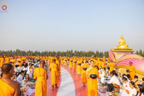 ภาพ No.201146:พิธีตักบาตรพระธรรมยาตรา ณ อนุสรณ์สถานลำดับที่ 5 สถานที่เผยแผ่วิชชาธรรมกายครั้งแรก อนุสรณ์สถานบางปลา วัดบางปลา อำเภอบางเลน จังหวัดนครปฐม ในโครงการธรรมยาตรา กตัญญูบูชา มหาปูชนียาจารย์ พระมงคลเทพมุนี(สด จนฺทสโร) พระผู้ปราบมาร อนุสรณ์สถาน 7 แห่ง ปีที่ 13