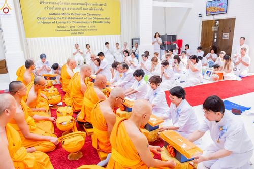 ภาพ No.252356:วันที่ 4-5 ตุลาคม พ.ศ. 2568  วัดพระธรรมกายแคลิฟอร์เนีย ประเทศสหรัฐอเมริกา ได้จัดพิธีตัดปอยผม โดยคณะสงฆ์ ญาติ ๆ และสาธุชน ให้กับนาคธรรมทายาท 8 ท่าน และได้จัดพิธีบรรพชา-อุปสมบท ฉลองพิธีทอดกฐินบรมจักรพรรดิ สร้างอุโบสถ 82 ปี บูชาธรรมหลวงพ่อธัมมชโย