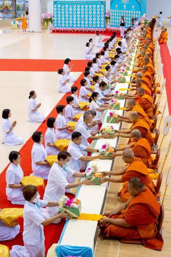 ภาพ No.233887:วันเสาร์ที่ 19 กรกฎาคม พ.ศ.2568 วันมหารำลึก ครั้งที่ 35 พิธีรำลึกถึงนักสร้างบารมี , พิธีสวดพระพุทธมนต์ , พิธีทอดผ้าบังสกุลและถวายไทยธรรม วัดพระธรรมกาย