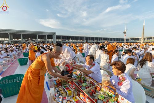 ภาพ No.187854:พิธีตักบาตรฉลองพระใหม่ ต้อนรับพุทธศักราช 2568 ณ ลานธรรมพระมหาธรรมกายเจดีย์ วัดพระธรรมกาย จ.ปทุมธานี วันที่ 1 มกราคม พ.ศ. 2568