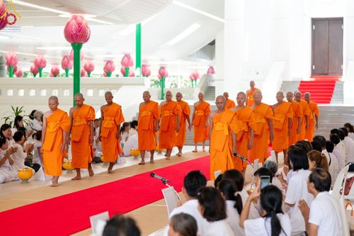 ภาพ No.159820:พิธีตัดปอยผมปลงผมนาคธรรมทายาท, พิธีบรรพชาอุปสมบทหมู่ โครงการอุปสมบทหมู่บูชาธรรม 140 ปี พระมงคลเทพมุนี (สด จนฺทสโร) ณ โบสถ์พระไตรปิฏก วัดพระธรรมกาย วันเสาร์ที่ 5 ตุลาคม พ.ศ. 2567