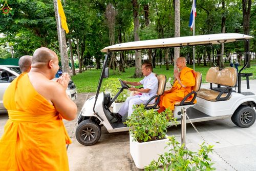 ภาพ No.227819:วันเสาร์ที่ 31 พฤษภาคม พ.ศ.2568 พิธีถวายผ้าไตรแด่สามเณรผู้เข้ารับการอุปสมบท , พิธีอุปสมบทสามเณรเตรียม DCI วัดพระธรรมกาย จ.ปทุมธานี