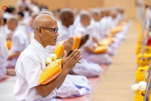 ภาพ No.217068:วันเสาร์ที่ 12 เมษายน พ.ศ. 2568 พิธีเวียนประทักษิณรอบพระมหาธรรมกายเจดีย์  พิธีวันทาเจดีย์ พิธีขอขมาและมอบผ้าไตร ในโครงการอุปสมบทหมู่ บูชาธรรมหลวงพ่อธัมมชโย, โครงการธรรมทายาท ระดับอุดมศึกษา รุ่นที่ 52 ,  โครงการบวชพระนานาชาติ AEC & WAB CEO รุ่นที่ 4 , ณ ว