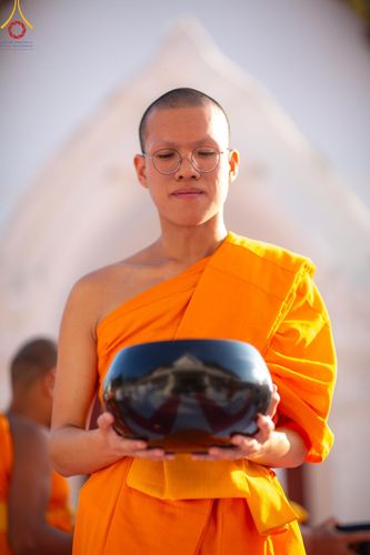 ภาพ No.197757:พิธีตักบาตรพระธรรมยาตรา ณ อนุสรณ์สถานลำดับที่ 4 สถานที่เกิดด้วยกายธรรม วัดโบสถ์(บน) ต.บางคูเวียง จ.นนทบุรี ในโครงการธรรมยาตรา กตัญญูบูชา มหาปูชนียาจารย์ พระมงคลเทพมุนี(สด จนฺทสโร) พระผู้ปราบมาร อนุสรณ์สถาน 7 แห่ง ปีที่ 13 วันที่ 19 มกราคม พ.ศ. 2568