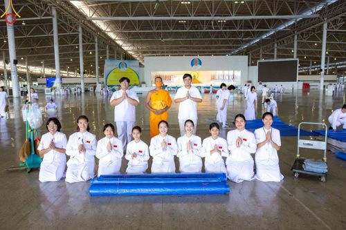 ภาพ No.222089:วันที่ 4 พฤษภาคม พ.ศ. 2568 พิธีตักบาตร เนื่องในวันอาทิตย์ต้นเดือน ณ บ้านแก้วเรือนทองคุณยายฯ วัดพระธรรมกาย