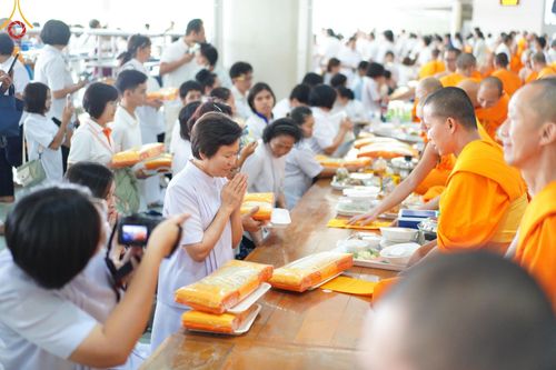 ภาพ No.153084:พิธีถวายภัตตาหารเมนูสวรรค์ ในพรรษาแห่งการเข้าถึงธรรม วันอังคารที่ 10 กันยายน พ.ศ. 2567 ครบรอบ 24 ปี วันละสังขาร คุณยายอาจารย์มหารัตนอุบาสิกาจันทร์ ขนนกยูง ณ หอฉันคุณยายอาจารย์ฯ วัดพระธรรมกาย