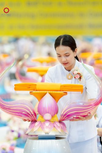 ภาพ No.215508:วันอาทิตย์ต้นเดือนที่ 6 เมษายน พ.ศ. 2568 ขบวนอัญเชิญผ้าป่าสมทบ มหาสังฆทาน 40,000 กว่าวัดทั่วประเทศ ณ สภาธรรมกายสากล วัดพระธรรมกาย