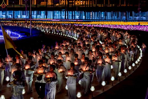 ภาพ No.224081:วันวิสาขบูชา วันอาทิตย์ที่ 11 พฤษภาคม พ.ศ. 2568 พิธีจุดวิสาขประทีป ,  พิธีเวียนประทักษิณรอบพระมหาธรรมกายเจดีย์ , พิธีฉลองชัยสวดมนต์บทธัมมจักกัปปวัตตนสูตร ครบ 7,357,000,000 จบ ณ มหารัตนวิหารคด วัดพระธรรมกาย