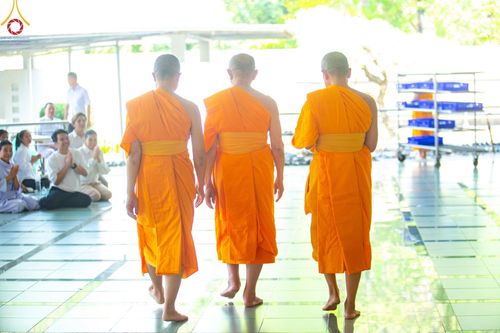 ภาพ No.205801:พิธีสวดพระพุทธมนต์ และถวายภัตตาหารเมนูสวรรค์แด่พระภิกษุ สามเณร วันจันทร์ที่ 3 กุมภาพันธ์ พ.ศ. 2568 ณ หอฉันคุณยายอาจารย์ฯ วัดพระธรรมกาย