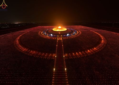 ภาพ No.77313:พิธีจุดมาฆประทีป ในวันมาฆบูชา อาทิตย์ต้นเดือนที่ 6 มีนาคม พ.ศ. 2566 ณ วัดพระธรรมกาย อ.คลองหลวง จ.ปทุมธานี