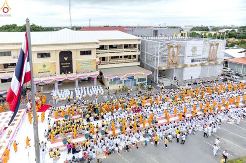 ภาพ No.242005:วันอาทิตย์ที่ 31 สิงหาคม พ.ศ. 2568 พิธีทำบุญแด่คณะสงฆ์ 122 รูป ฉลอง 121 ปี อำเภอคลองหลวง จ.ปทุมธานี เพื่อนำส่งช่วยเหลือคณะสงฆ์ 323 วัด 4 จังหวัดชายแดนภาคใต้ และช่วยเหลือประชาชนจากเหตุปะทะ แนวชายแดนไทย-กัมพูชา ณ บริเวณหน้าที่ว่าการอำเภอคลองหลวง 