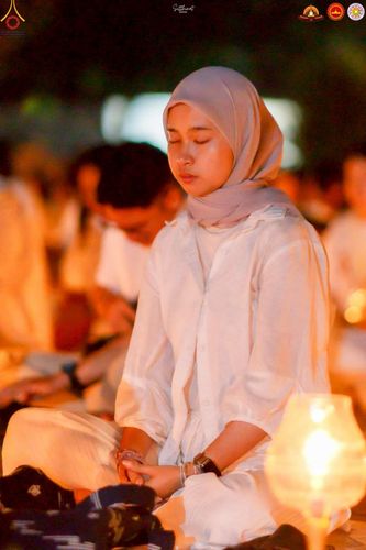 ภาพ No.224597:วันจันทร์ที่ 12 พฤษภาคม พ.ศ. 2568  ชาวพุทธในอินโดนีเซีย ร่วมฉลองวิสาขบูชาจุดประทีปกว่า 200,000 ดวง ณ พระมหาเจดีย์บรมพุทโธ  เจริญพุทธมนต์ถวาย “พระวชิรเกล้าเจ้าอยู่หัว”