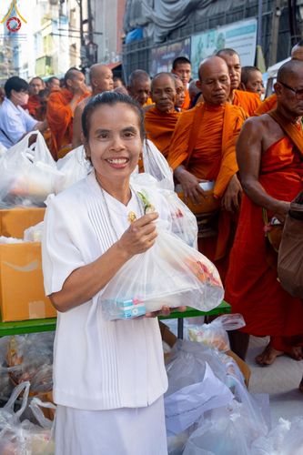 ภาพ No.151750:V.55 ทีมใหญ่ที่หาดใหญ่ เจ้าหน้าที่ทุกสถานะ หลายสัญชาติ ร่วมกันจัดงานตักบาตรที่หาดใหญ่ วันที่ 10-11 สิงหาคม พ.ศ. 2567
