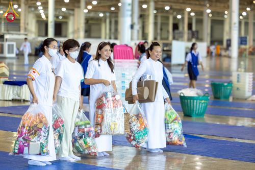 ภาพ No.223460:วันวิสาขบูชา วันอาทิตย์ที่ 11 พฤษภาคม พ.ศ. 2568 พิธีตักบาตร และปฎิบัติธรรม ณ สภาธรรมกายสากล วัดพระธรรมกาย