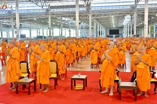 ภาพ No.89556:พิธีตักบาตร ข้าวสารอาหารแห้ง พิธีบูชาข้าวพระ และพิธีจุดเทียนใจ ไฟนิรันดร์  อนันตชัย ณ สภาธรรมกายสากล วัดพระธรรมกาย วันอาทิตย์ที่ 1 ตุลาคม พ.ศ. 2566