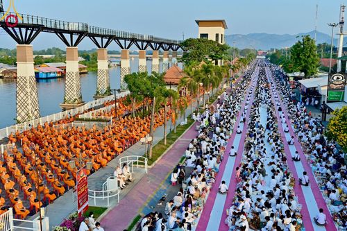ภาพ No.101938:ตักบาตรพระ 10,000 รูป เติมบุญให้แผ่นดิน เนื่องในโอกาส 192 ปี จังหวัดกาญจนบุรี หนึ่งในโครงการตักบาตรพระ 2,000,000 รูป  77 จังหวัดทุกวัดทั่วไทย วันจันทร์ที่ 11 ธันวาคม พ.ศ. 2566 บริเวณถนนสองแคว (SKY WALK) เมืองกาญจนบุรี
