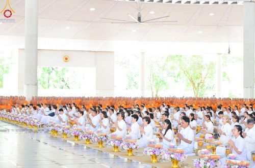ภาพ No.143300:พิธีถวายภัตตาหารเพื่อเป็นกำลังแห่งการเข้าถึงธรรม ของพระภิกษุสามเณร วัดพระธรรมกาย วันเสาร์ที่ 6 กรกฏาคม พ.ศ. 2567 ณ หอฉันคุณยายอาจารย์ วัดพระธรรมกาย จ.ปทุมธานี