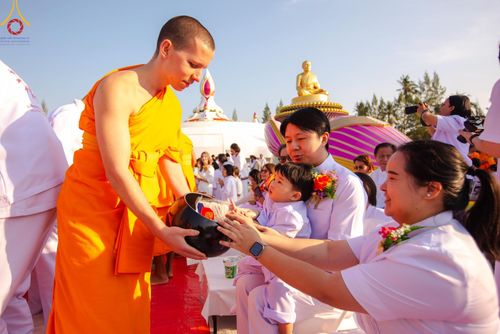 ภาพ No.193076:พิธีตักบาตรพระธรรมยาตรา ณ อนุสรณ์สถานคลองบางนางแท่น อ.สามพราน จ.นครปฐม ในโครงการธรรมยาตรา กตัญญูบูชา มหาปูชนียาจารย์ พระมงคลเทพมุนี(สด จนฺทสโร) พระผู้ปราบมาร อนุสรณ์สถาน 7 แห่ง ปีที่ 13 วันที่ 11 มกราคม พ.ศ.2568