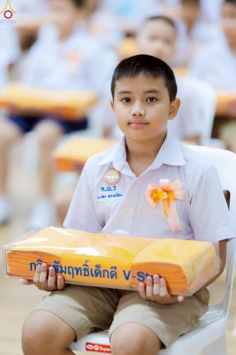 ภาพ No.246036:วันเสาร์ที่ 13 กันยายน พ.ศ. 2568 พิธีมอบผ้าไตรประธานกฐินสัมฤทธิ์เด็กดี V-Star ณ สภาธรรมกายสากล วัดพระธรรมกาย