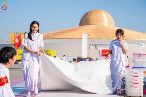 ภาพ No.105363:พิธีตักบาตรฉลองพระบวชใหม่ รุ่นบูชาธรรมมหาปูชนียาจารย์ และต้อนรับศักราชใหม่ วันจันทร์ที่ 1 มกราคม พ.ศ. 2567 ณ ลานธรรมพระมหาธรรมกายเจดีย์ วัดพระธรรมกาย