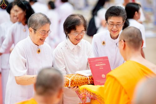 ภาพ No.228438:วันอาทิตย์ที่ 8 มิถุนายน พ.ศ. 2568 พิธีถวายทุนสนับสนุนพระไตรปิฎกฉบับธรรมชัย และอนุรักษ์คัมภีร์โบราณ ณ ห้องแก้วสารพัดนึก 2 วัดพระธรรมกาย