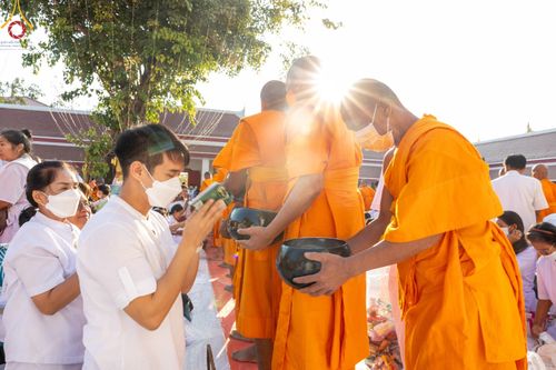 ภาพ No.112820:พิธีตักบาตรพระธรรมยาตราฯ ณ วัดสองพี่น้อง จ.สุพรรณบุรี วันที่ 15 มกราคม พ.ศ. 2567