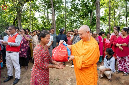 ภาพ No.348072:วันที่ 8 กันยายน พ.ศ.2569 พระธรรมฑูตไทย สายอินเดีย เนปาล พร้อมด้วยคณะสงฆ์เนปาล  วัดไทยลุมพินี วัดพระธรรม และมูลนิธิธรรมกาย ร่วมช่วยเหลือผู้ประสบภัยน้ำท่วมประเทศเนปาล