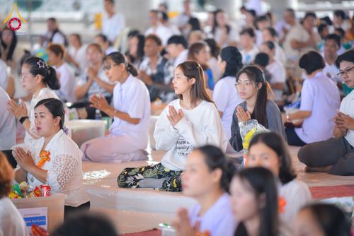 ภาพ No.320721:วันที่ 11 เมษายน พ.ศ.2569 พิธีตักบาตรฉลองสามเณรใหม่ โครงการบรรพชาสามเณรกล้าตะวัน ณ มหารัตนวิหาคด คอร์ 25 ชั้น 2 วัดพระธรรมกาย