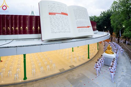 ภาพ No.89183:พิธีอัญเชิญรูปหล่อทองคำ  คุณยายอาจารย์มหารัตนอุบาสิกาจันทร์ ขนนกยูง เพื่อประดิษฐาน ณ มหาวิหารคุณยายอาจารย์ฯ เนื่องในวันครูผู้ค้นพบวิชชาธรรมกาย วันศุกร์ที่ 29 กันยายน พ.ศ. 2566