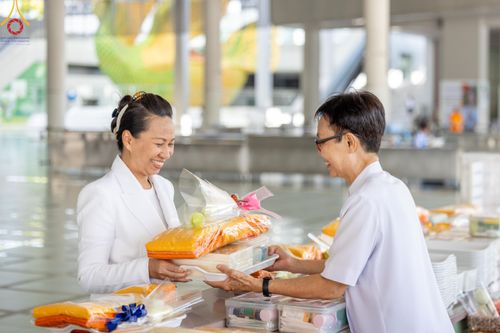ภาพ No.168641:พิธีถวายภัตตาหารเมนูสวรรค์ ณ หอฉันคุณยายอาจารย์ วัดพระธรรมกาย ในวันเสาร์ที่ 9 พฤศจิกายน พ.ศ. 2567