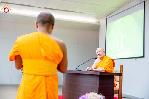 ภาพ No.222518:วันที่ 21 เมษายน พ.ศ. 2568 หลวงพ่อทัตตชีโวต้อนรับคณะสงฆ์ศรีลังกา ณ อาคาร 100 ปี คุณยายมหารัตนอุบาสิกาจันทร์ ขนนกยูง วัดพระธรรมกาย