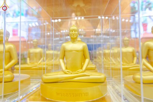 ภาพ No.159435:สัมมนาพิเศษและพิธีมอบองค์พระธรรมกาย 2,000 องค์ ณ ห้องแก้วสารพัดนึก 1 วัดพระธรรมกาย วันอาทิตย์ต้นเดือนที่ 6 ตุลาคม พ.ศ. 2567