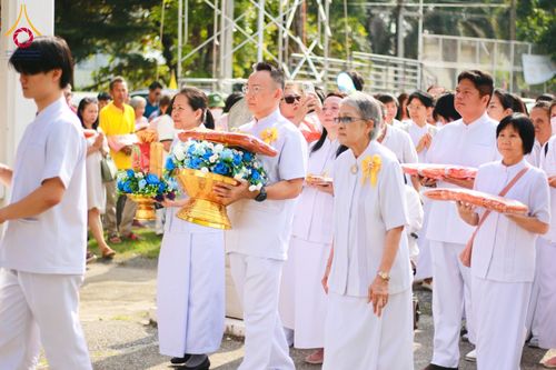 ภาพ No.182007:พิธีทอดกฐิน ณ วัดบ้านพร้าวใน จ.ปทุมธานี ในโครงการทอดกฐินสามัคคีทั่วไทย 30,000 วัด บูชาธรรม 80 ปี หลวงพ่อธัมมชโย โดยคณะศิษยานุศิษย์วัดพระธรรมกาย วันที่ 2 พฤศจิกายน พ.ศ. 2567